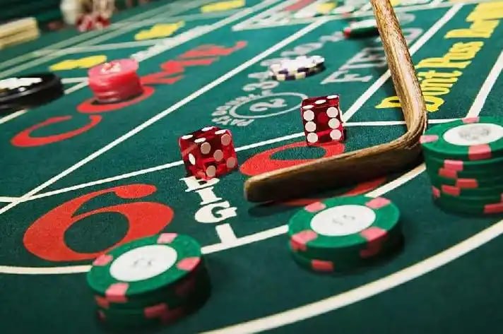 Dealer langsung piala888 dalam studio multi-kamera profesional Dealer langsung di studio piala888 melempar dadu dalam permainan Dadu Online